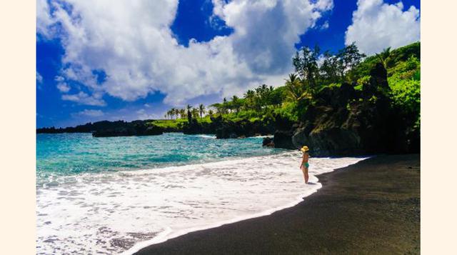Maui, Hawái, Si mirar el amanecer desde la cima de un volcán de 3,048 m, nadar debajo de cascadas, caminar por cráteres y disfrutar del lujo en playas de arenas blancas, rojas y hasta negras es lo más parecido al paraíso, entonces Maui te espera. Maui es 