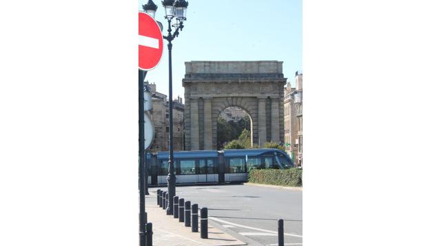El tranvía es un medio de transporte alternativo para evitar mayor contaminación. Es más económico que un metro y su eficiencia es similar. La ciudad de Burdeos lo usa desde el 2007.