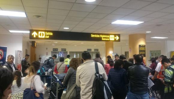 Largas colas en el aeropuerto Jorge Chávez. (Foto: Twitter)