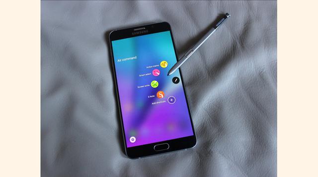 11. Samsung Galaxy Note 5. El Galaxy Note 5 es un genial teléfono de pantalla grande. Al igual que las versiones anteriores del Note, este modelo tiene una gran pantalla brillante y un lápiz para tomar notas. El nuevo diseño de metal y vidrio es también e