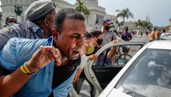 El Tesoro sancionó previamente a la policía cubana y prometió más acciones contra aquellos que “perpetúan los abusos de los derechos humanos contra manifestantes pacíficos”. (Photo by ADALBERTO ROQUE / AFP)