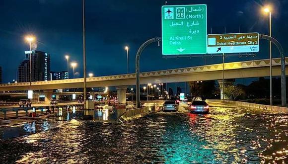 La tormenta azotó desde la noche del lunes los Emiratos y Baréin, después de su paso por Omán, donde dejó 18 muertos. Foto: AFP
