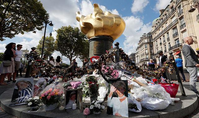 FOTO 1 | Los admiradores de Diana homenajearon con velas, flores y mensajes de cariño a la &quot;princesa de corazones&quot;, justo veinte años después de su muerte en un accidente de auto en París que desató una oleada de emoción en todo el mundo.