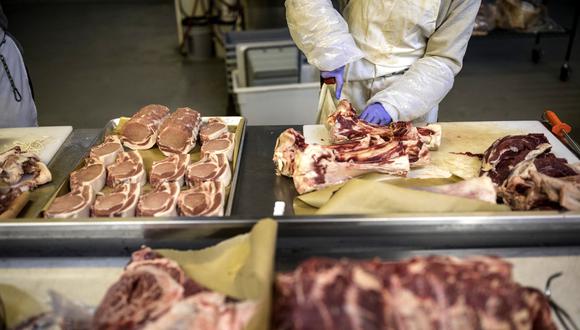 Los mataderos estadounidenses se ven obligados a permanecer abiertos por órdenes del gobierno a pesar de los brotes mortales de coronavirus entre los trabajadores. (Foto: AFP/DOMINICK REUTER)