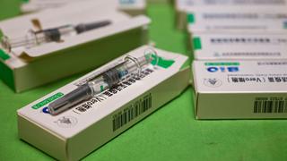 EAU pone tercera dosis de vacuna china en casos que no consiguen anticuerpos
