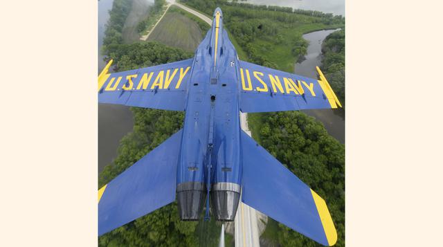 Esta foto del 4 de junio del 2015 proporcionada por la Marina de Estados Unidos muestra una vista aérea de uno de los aviones de los Blue Angels durante un espectáculo aéreo en Rockford, Il. (Foto: AP)