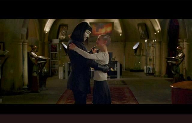 FOTO 27 | V de Venganza (V for Vendetta). Esta película basada en el maravilloso cómic de Allan Moore muestra a Hugo Weaving como V, un luchador que busca derrocar a un partido fascista que se ha hecho del poder en Reino Unido y que controla cada aspecto de la vida de sus habitantes. 

¿Por qué verla? Porque nos habla del poder de las ideas y del valor inmenso que se requiere para correr el riesgo de la libertad. Ideal filme para inspirarte a desafiar el status quo.