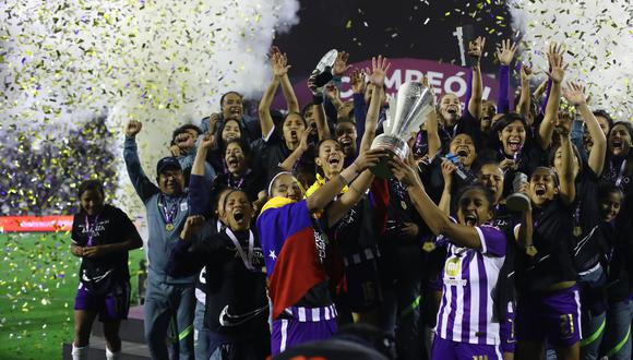 Alianza Lima festejando su bicampeonato en la Liga Femenina

Estadio: Alejandro Villanueva

Foto: Leonardo Fernandez / @photo.gec