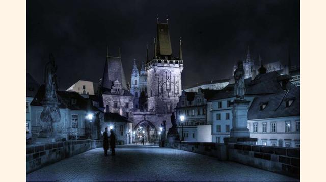 Praga (República Checa). Una pareja pasea por el Puente Carlos de la ciudad de Praga (República Checa). (Foto: msn)