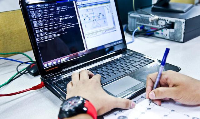 2) Deberá mostrar habilidades de análisis y trabajo independiente.