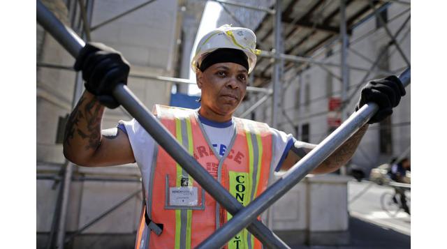 Sophia Johnson es una de las pocas mujeres que se desempeña como delegada sindical en la industria de la construcción en Estados Unidos. (Foto: AP).