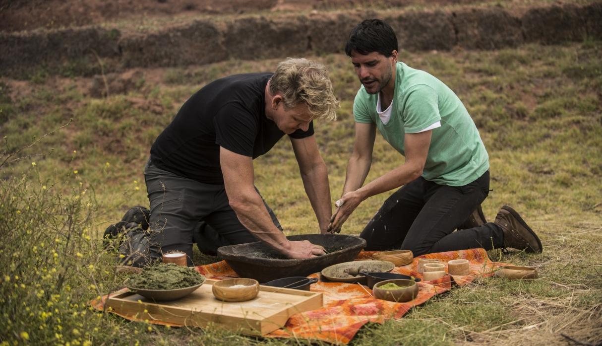 Virgilio Martínez y Gordon Ramsay cocinando en el Valle Sagrado del Cusco. (Foto: National Geographic)