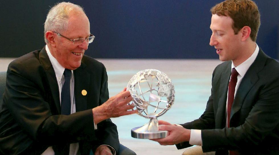 Zuckerberg le regaló a PPK un globo terráqueo hecho en una impresora 3D (foto: Presidencia de Perú).