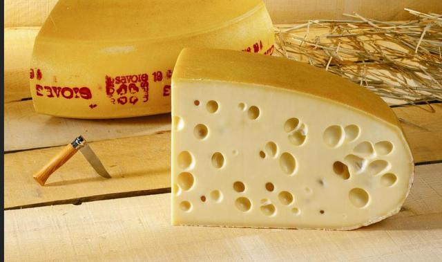El Emmental de Savoie es un queso emmental francés con indicación geográfica protegida a nivel europeo por el Reglamento de la Comisión n.º 1107/96. Se elabora con leche cruda de vaca de razas locales, tarine, abondance y montbéliarde, proveniente exclusi