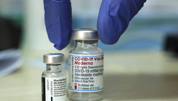 Una cuarta dosis de la vacuna de Pfizer-BioNTech fue insuficiente para prevenir el contagio por ómicron, aunque brindó una defensa parcial contra la variante, según datos preliminares publicados en enero de un ensayo realizado en Israel. (Photo by HAZEM BADER / AFP)