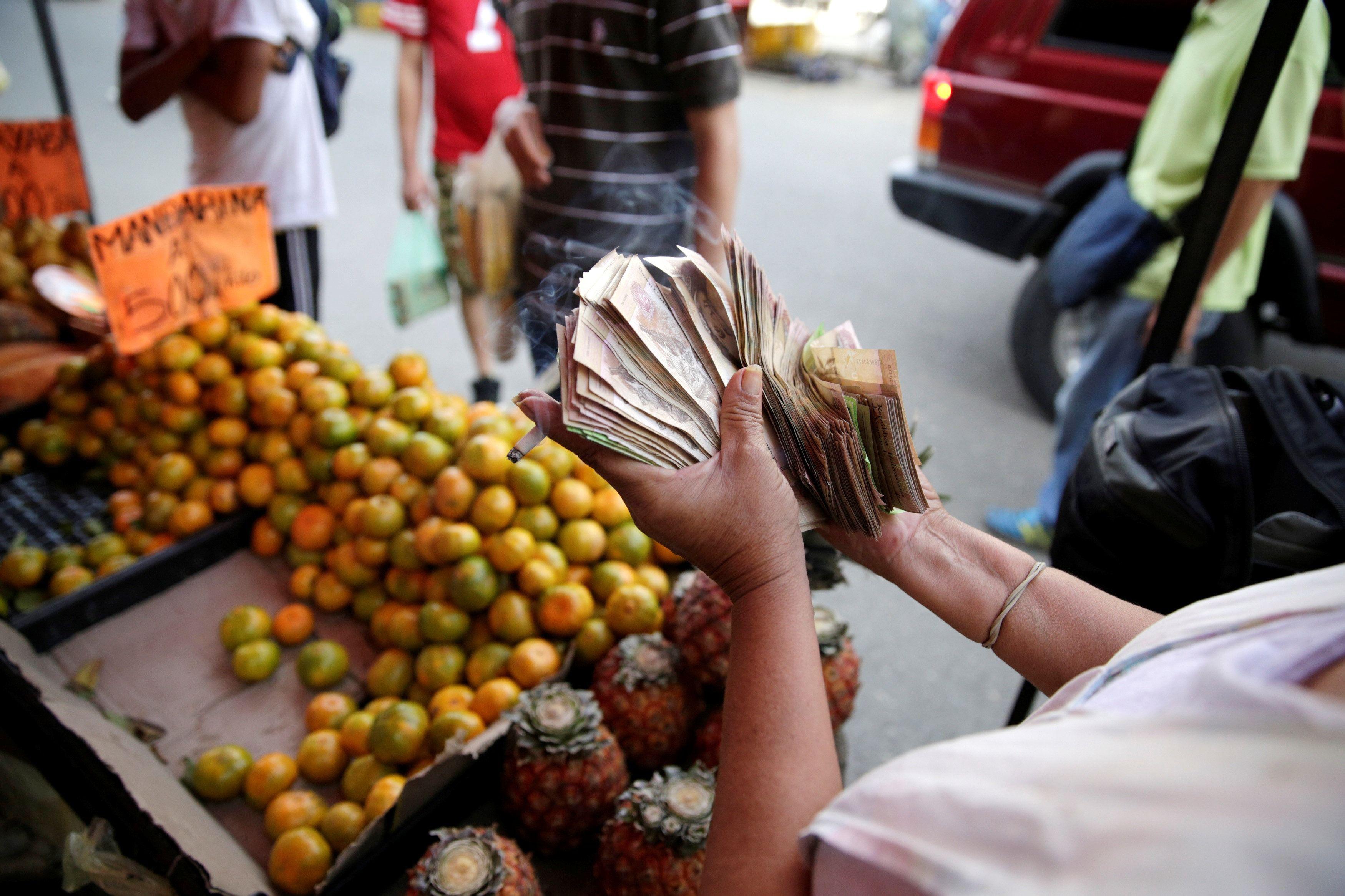 Portales especializados sitúan el tipo de cambio en cerca de 34,000 bolívares en el mercado informal. (Foto: Reuters)