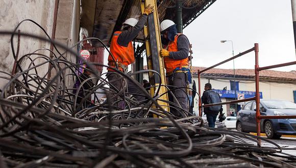Retiran cinco toneladas de cableado aéreo de la Plaza Mayor del Cusco (FOTOS)