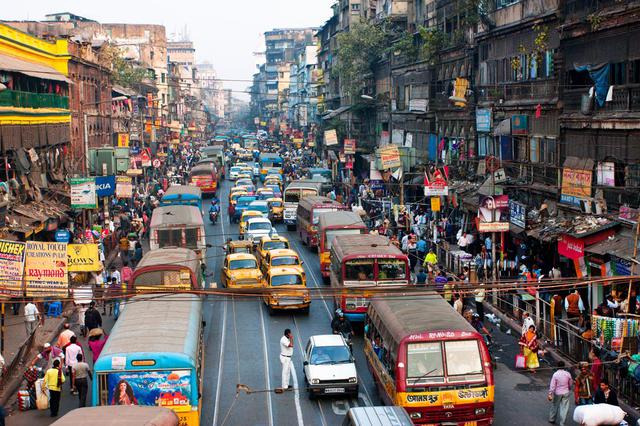 Foto 1 |  Calcuta, India. La ciudad de la India ocupa el primer lugar como la ciudad con tráfico más lento en el mundo con una media de 65.53 minutos desde un punto de partido al trabajo (un solo tramo).