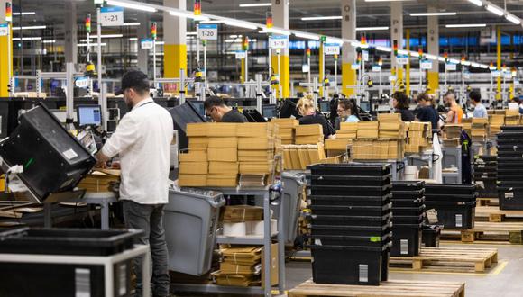 Los empleados empacan artículos en cajas en el centro logístico LCY3 de Amazon.com Inc. en Dartford, Reino Unido, el viernes 7 de julio de 2023.