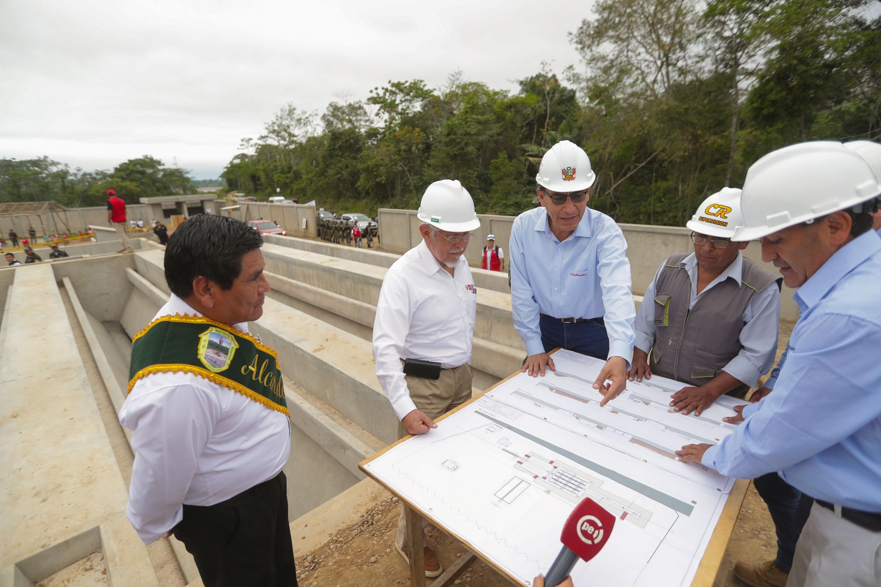El presidente de la República, Martín Vizcarra, y el ministro de Vivienda, Javier Piqué, inspeccionaron hoy la obra de "Ampliación y mejoramiento del servicio de agua potable y saneamiento" del distrito de Laberinto. (Foto: Difusión).