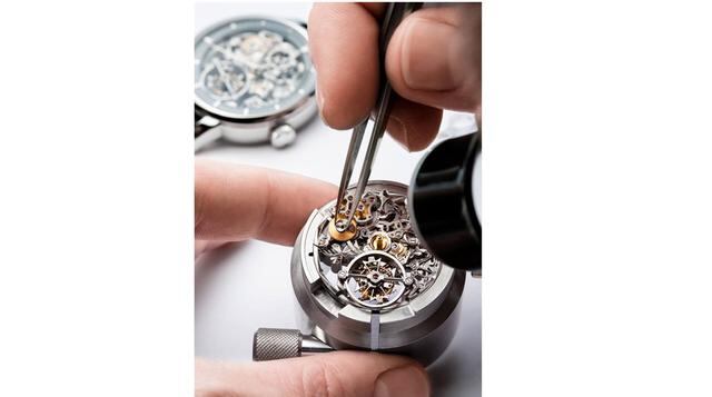 Pero desde el 2011, Swatch comenzó a ralentizar el suministro de maquinarias a terceros y eso ha tenido un serio efecto dominó. Muchas marcas suizas dependen de la maquinaria fabricada por Swatch para sus relojes.
