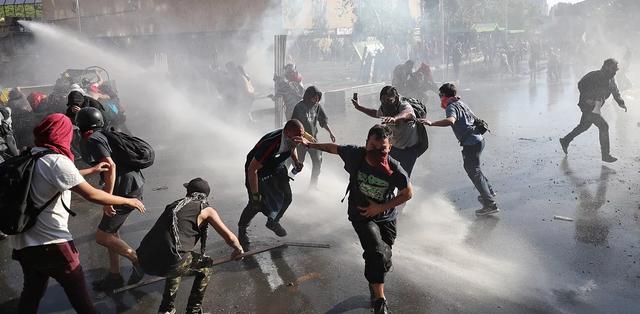 7. Continúan los enfrentamientos en Santiago. Además, se dan saqueos en Viña del Mar, Valparaíso y Concepción. (Foto: Reuters)