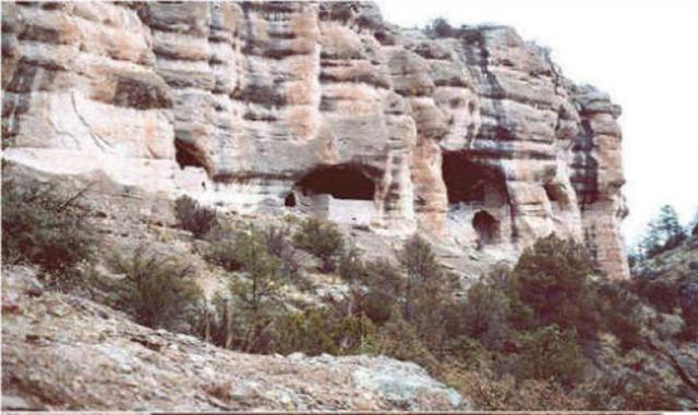 Acantilado Gila. Las Viviendas del Acantilado Gila se encuentran dentro del Parque Natural de Gila, en Nuevo México. Los humanos que habitaron esta región hace miles de años aprovecharon las cuevas existentes para hacer sus casas. La gente vivó en Mogollo