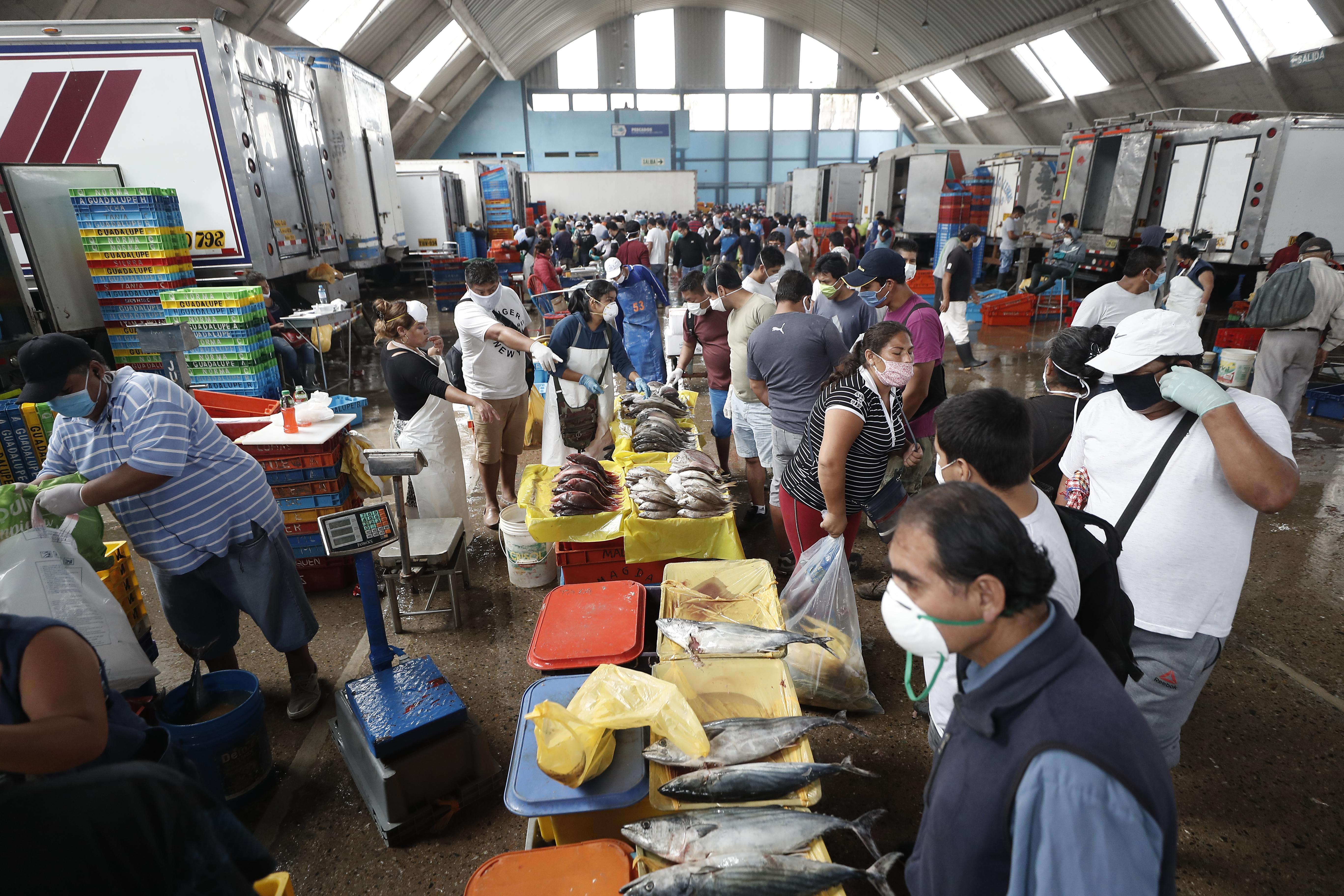Los precios del grupo de consumo Alimentos y Bebidas tuvieron un ligero incremento (0.03%) por el alza en el precio del azúcar, y pescados y mariscos, entre otros. (Foto: Cesar Campos / GEC)