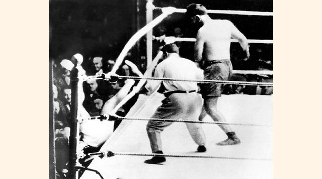 2. Jack Dempsey vs. Luis Angel Firpo. Celebrada el 14 de setiembre de 1923 en Nueva York por el título mundial de pesos pesados. Luego de que cada luchador cayera a la lona en 11 ocasiones cada uno, y que incluso Dempsey cayera en una oportunidad fuera de
