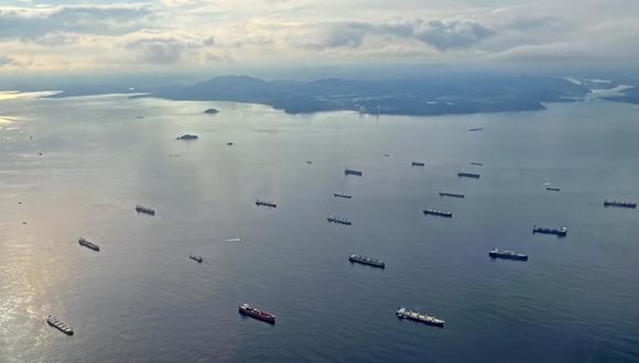 Esta imagen aérea muestra decenas de barcos esperando cruzar el Canal de Panamá mientras mantiene restricciones al cruce de embarcaciones debido a una sequía en la Ciudad de Panamá, el 10 de setiembre de 2023. (Foto de Ivan PISARENKO / AFP)