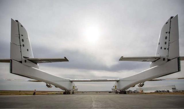 Vista desde atrás del Stratolaunch una vez fuera del hangar, en el desierto de Mojave (California)