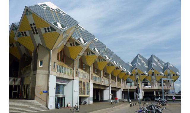 KUBUSWONING – HOLANDA. ¿Complejo residencial? ¿Qué le parecería vivir en este bloque e 40 residencias inclinadas 45 º? Fueron las primeras casas en forma de cubo de Holanda.