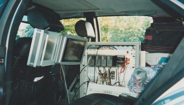 FOTO 3 | La inteligencia artificial empieza a rendir
Hay una ley de mercado invisible pero indiscutible: hazlo rentable y el dinero empezará a llover. Los beneficios de la IA (no necesariamente económicos) empezaron a llegar con cuentagotas en la década de 1980. Por ejemplo, en 1982, Dickmanns consiguió que un vehículo eléctrico pudiese moverse a derecha e izquierda gracias a su visión artificial. Aquel fue el nacimiento de los vehículos autónomos. (Foto: Difusión)