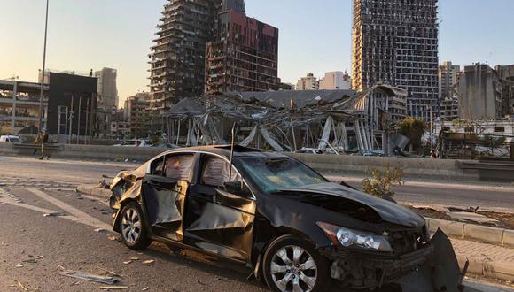 Un vehículo dañado es captado este 5 de agosto de 2020 en la zona de Beirut (capital del Líbano). (REUTERS/Issam Abdallah).