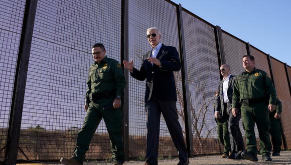 El presidente Joe Biden habla con agentes de la Patrulla Fronteriza por un tramo de la frontera entre EE. UU. y México en El Paso, Texas (Foto: AFP)