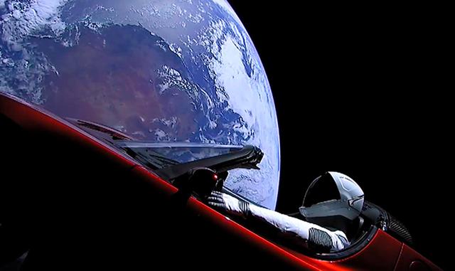 FOTO 1 | El despegue del cohete es parte del proyecto de la empresa Space X, de Elon Musk, que aspira a ofrecer viajes privados a la Luna y Marte. Para esta prueba, el magnate de origen sudafricano envió como carga un auto eléctrico modelo Roadster, de su empresa Tesla, con un maniquí a bordo. En la foto el muñeco aparece en el auto junto a la lejana vista de la Tierra.