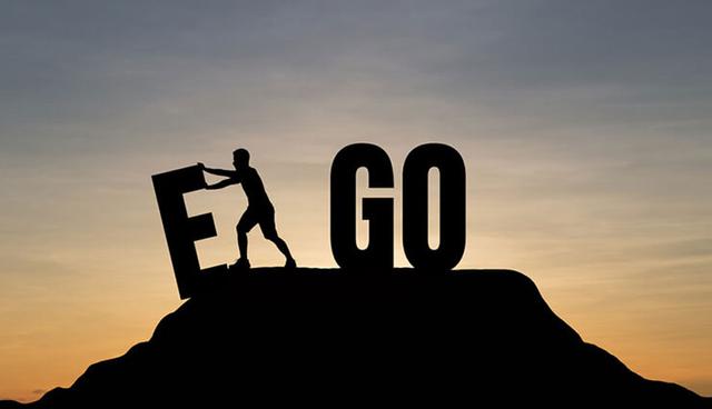 FOTO 3 | 3.  Pierdes oportunidades

“Un hombre orgulloso siempre está mirándolo todo desde una posición superior y, claro, mientras uno esté mirando hacia abajo, es incapaz de ver lo que está encima”. – C.S. Lewis 

Pensar que una actividad o puesto está por debajo de ti es una de las mayores expresiones del ego, no significa que tienes que hacerte menos, significa estar dispuesto a tomar caminos difíciles para llegar a donde realmente quieres estar. Tu seguridad no viene de tu puesto sino de quién eres y lo que estás dispuesto a hacer por lo que amas.