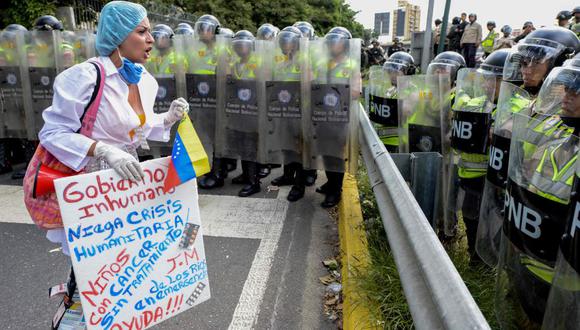 Trabajadores de la salud de Venezuela protestan contra la crisis que existe en el sector. (AFP)