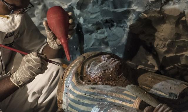 Foto 7 | Un pasadizo funerario, dentro de la tumba, conducía a una sala en la que los arqueólogos descubrieron varias momias, estatuas funerarias y máscaras. (Foto: AFP)