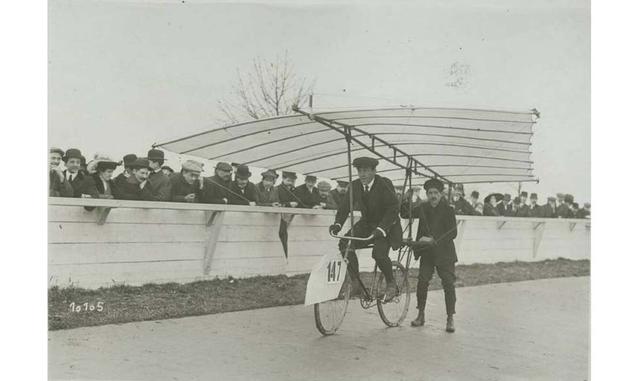París (Francia), noviembre de 1912. concurso de bicicletas voladoras. aviette pilotado por el antiguo campeón jacquelín en el parque de los príncipes