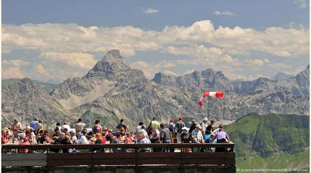 Fantásticas vistas Alpinas: Uno de los picos más característicos de los Alpes en la región de Algovia es el Hochvogel, de 2.592 metros de altura. Es por lo menos 200 o 300 metros más alto que las colinas circundantes. Desde este pico pueden verse los Alpe