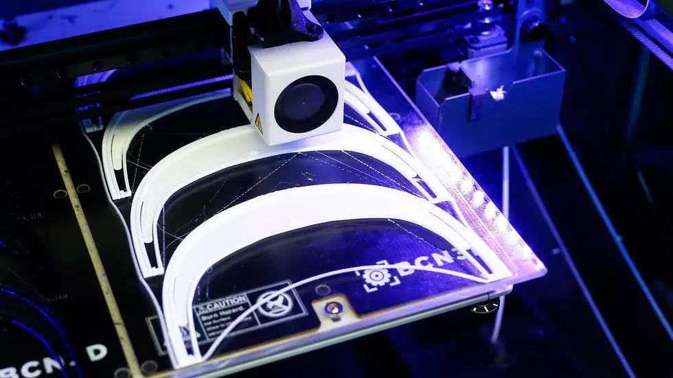 Impresoras 3D de la empresa española BCN3D fabrica piezas para mascarillas de protección en Cataluña (foto: AFP)