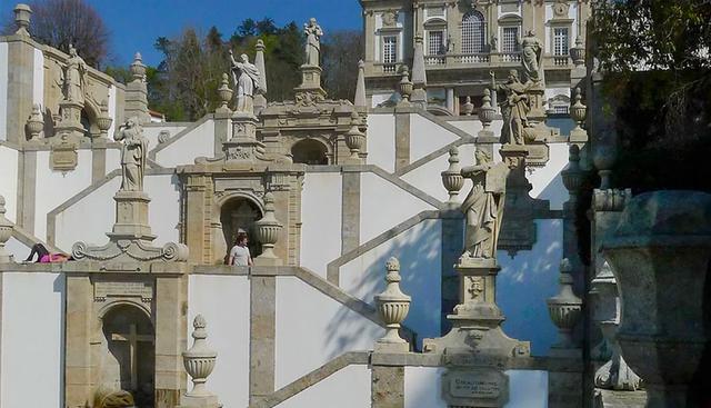 FOTO 20 | Santuario de Bom Jesus do Monte en Braga, Portugal. El santuario fue desarrollado durante un período de más de 600 años, sobre todo en un estilo barroco, e ilustra una tradición europea de la creación de montañas sagradas. Incluye una serie de capillas que albergan esculturas que evocan la Pasión de Cristo, así como fuentes y jardines. Foto: unesco.org.