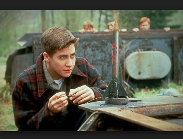 FOTO 22 | Cielo de Octubre (October Sky) 
Homer Hickman, interpretado por Jake Gyllenhaal, y sus amigos tienen la meta de construir su propio cohete después del exitoso lanzamiento del Sputnik.

Desafortunadamente, no tiene el apoyo de la gente del pueblo debido a que se espera que los jóvenes se conviertan en mineros. Con pasión y ayuda de su maestra (Laura Dern) alcanzan las estrellas.

¿Por qué verla? Siempre debes perseguir tus sueños, sin importar lo que te digan. Nunca te va a ir mal con un mentor que te de un empujón.