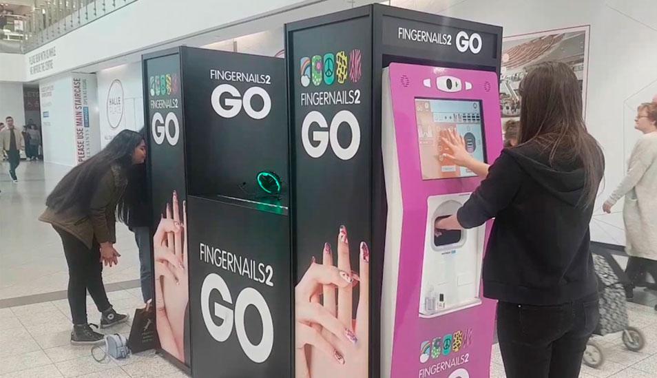 FOTO 1  | 1. FingerNails2Go. La franquicia comercializa una máquina innovadora que imprime las uñas "con diseños imposibles de realizar de forma manual", destacan desde la central. Con tecnología exclusiva HP, líder mundial en impresión, es el único dispositivo que utiliza tinta aceptada para uso cosmético. El asociado únicamente deberá disponer de un local a partir de 4 metros cuadrados. En cuanto al perfil del franquiciado, la empresa busca tanto a inversores como a emprendedores interesados en autoempleo. 
Actualmente en España hay dos emplazamientos, uno en Barcelona y otro en Tenerife. En paralelo, operan 10 máquinas en Trinidad y Tobago, 2 en Finlandia, 1 en Irlanda y, próximamente, 6 en Reino Unido. Asimismo, se planean aperturas en Alemania, Suiza y Austria. (Foto: Youtube)