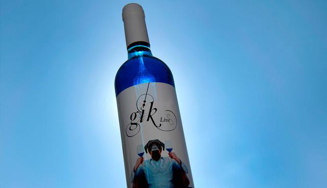 FOTO  2 | Imanol, Íñigo, Gorka, Aritz y Taig se lanzaron a crear un vino de color azul, una de las últimas innovaciones en una industria poco dada a las extravagancias. (Foto: AFP)