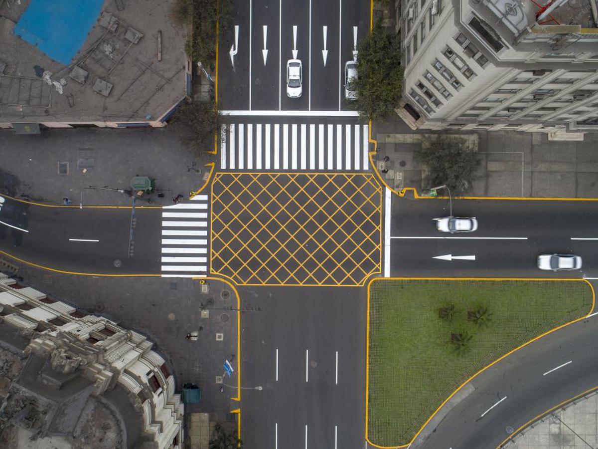 Vista aérea de una intersección con señalización vial base agua de alta visibilidad, libre de olores tóxicos.
