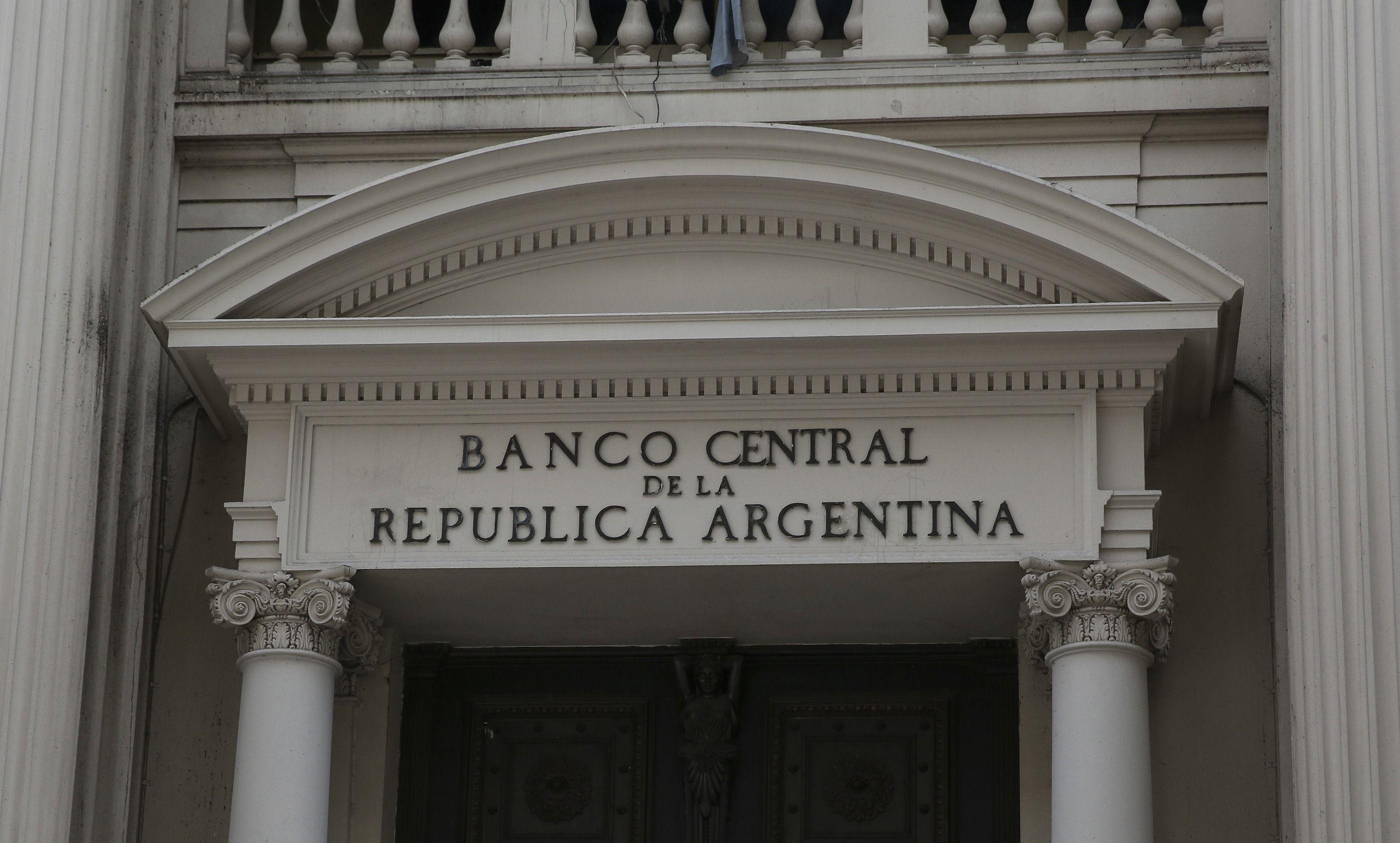 Se conoció también que los bancos en Argentina deberán contar con autorización previa del BCRA para poder distribuir sus resultados. (Foto: EFE)