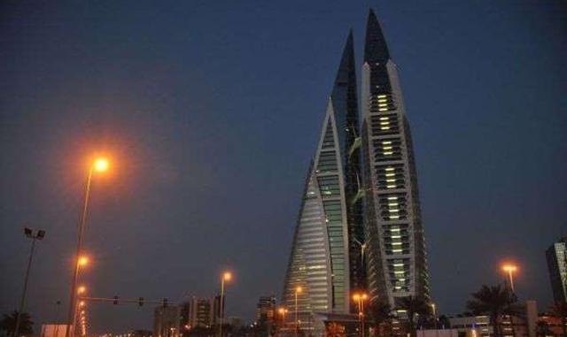 BAHRÉIN. El Reino de Bahréin, simplemente conocido como Bahréin, es una pequeña monarquía situada en el Golfo Pérsico, un país insular formado por un pequeño archipiélago cuyo eje central es la isla de Bahréin. Dicho país se encuentra entre la península d