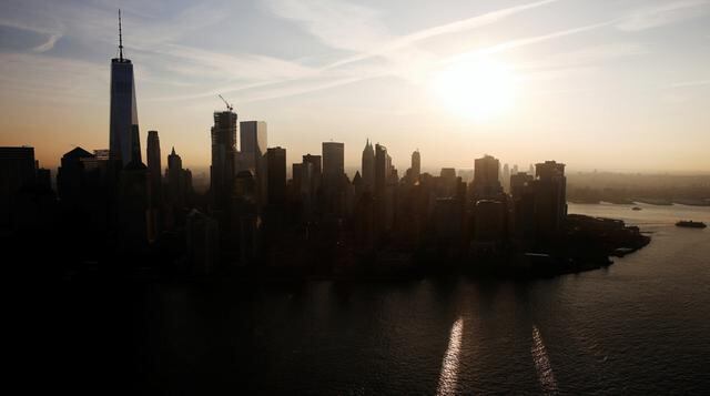La luz solar se filtra entre los edificios de la ciudad de Nueva York, entre ellos el One World Trade. (Foto: Reuters)